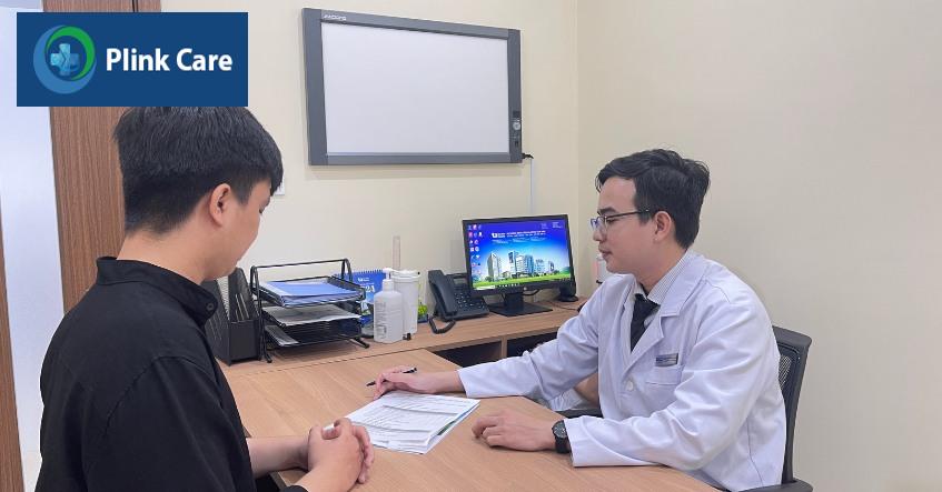 bác sĩ tư vấn liệu trình cho bệnh nhân