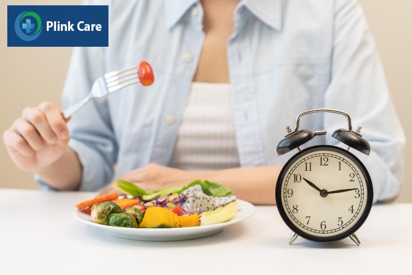 Ăn các bữa nhỏ, xây dựng thói quen ăn đúng giờ giúp giảm táo bón