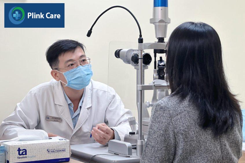 bs tùng tư vấn cho khách hàng tình trạng mắt