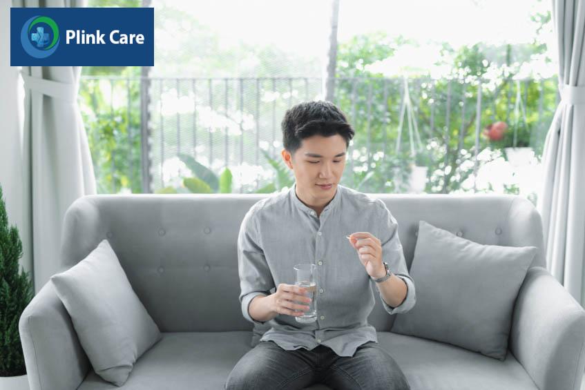 Nên uống thuốc với một ly nước đầy