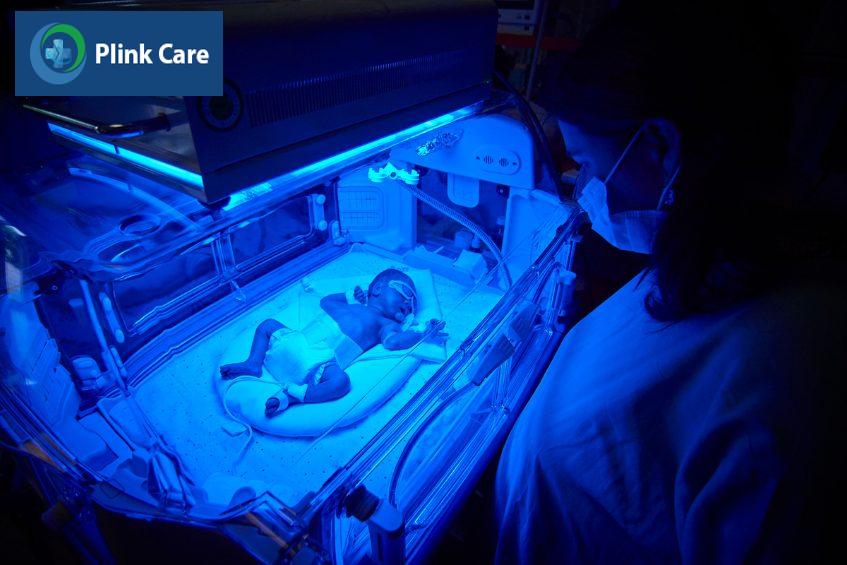 Chiếu đèn ánh sáng xanh điều trị vàng da cho trẻ