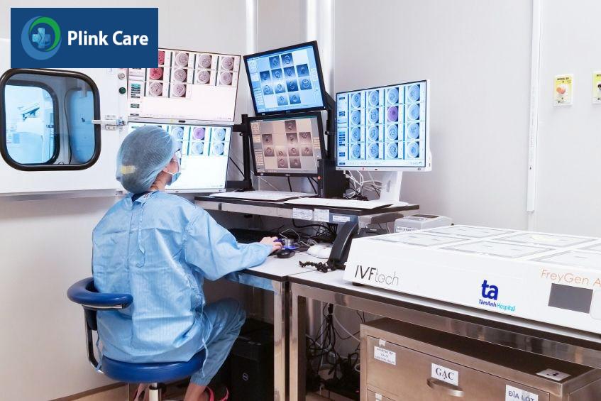 Chuyên viên phôi học quan sát quá trình phôi phát triển tại phòng Lab IVF Tâm Anh