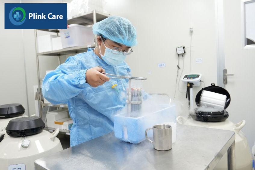 Chuyên viên phôi học thực hiện trữ đông phôi tại IVF Tâm Anh
