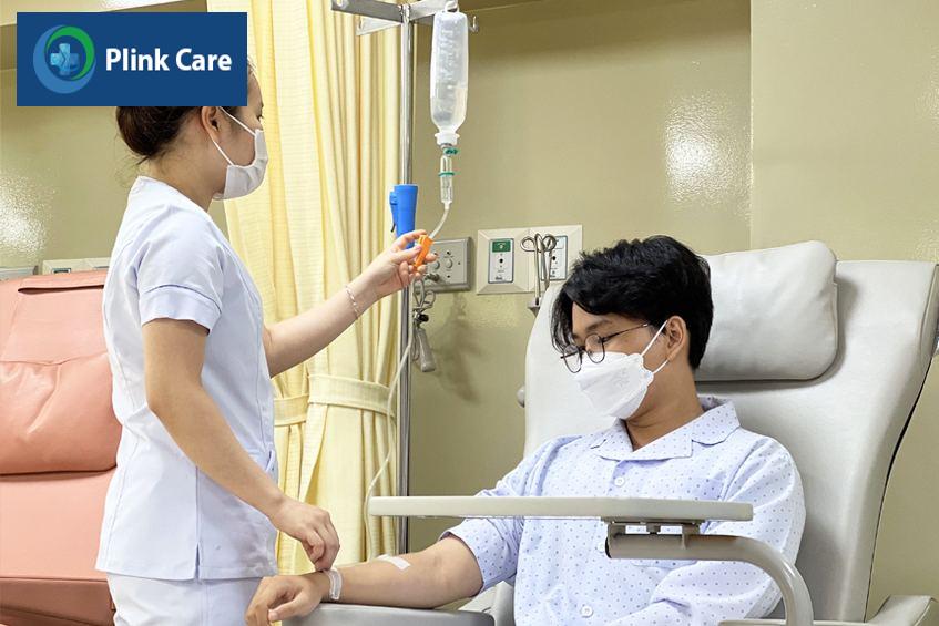 Điều dưỡng đang chăm sóc khách hàng tại khoa Ung bướu