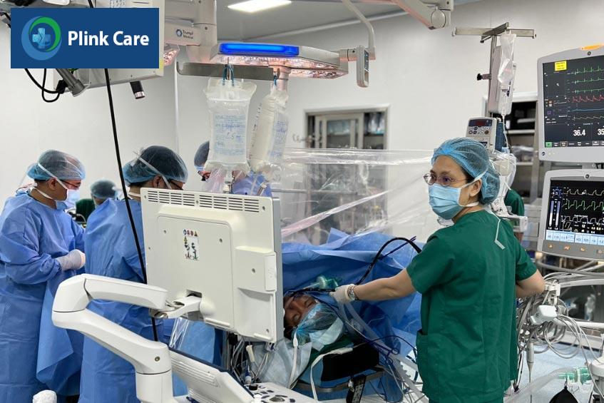 Bác sĩ thực hiện phẫu thuật điều trị cho bệnh nhân tim mạch
