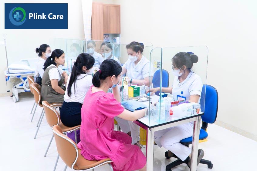 hỗ trợ thai phụ thực hiện xét nghiệm máu