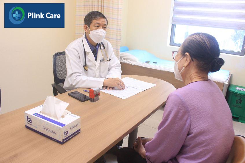 Khám và tư vấn cho bệnh nhân trước khi sử dụng thuốc