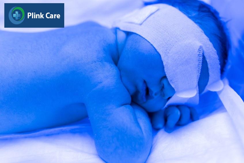 Khi chiếu đèn, trẻ sẽ có băng vải để bảo vệ mắt