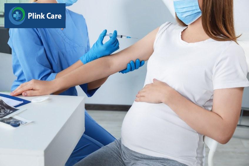 Kỹ thuật viên thực hiện tiêm trưởng thành phổi cho thai phụ