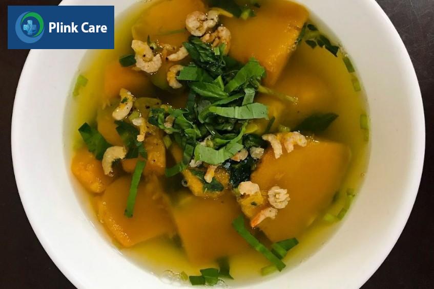 Canh bí đỏ nấu tôm khô cho người bệnh gút