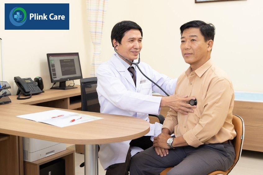 Người bệnh đang thăm khám sức khỏe tổng quát và phổi