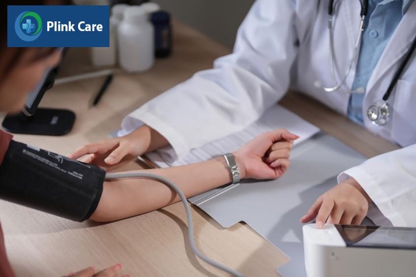 Người bị tăng huyết áp nên thăm khám định kỳ theo lịch hẹn của bác sĩ