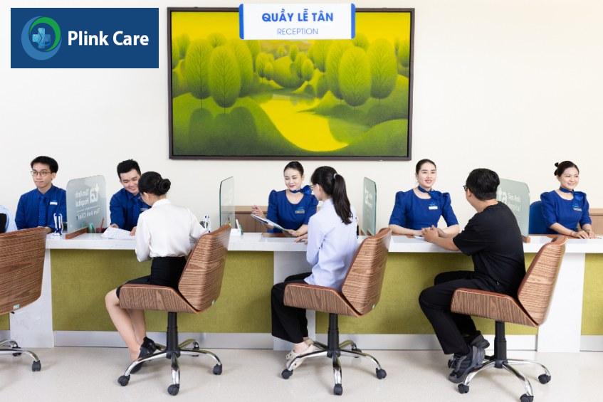 nhân viên vỗ trợ đăng ký khám tầm soát đột quỵ