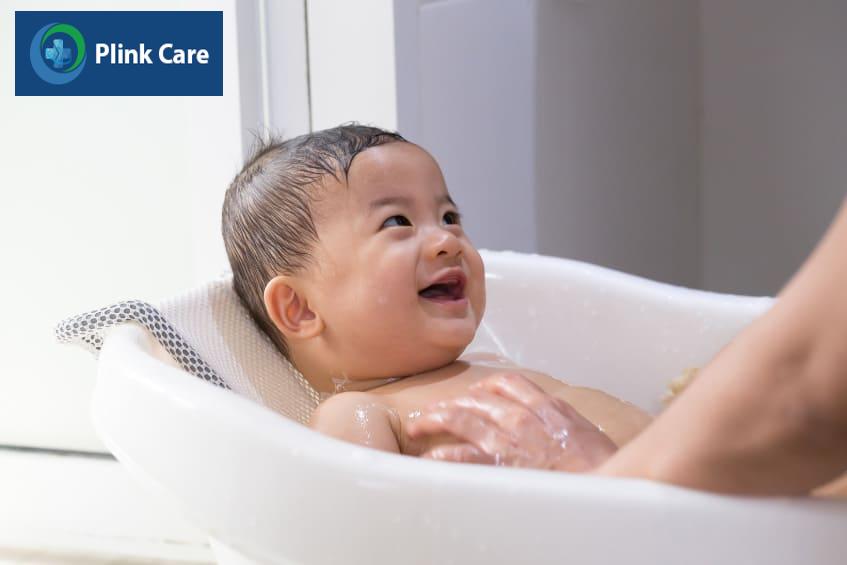 Tắm đúng cách mang đến nhiều lợi ích cho trẻ bị viêm phổi