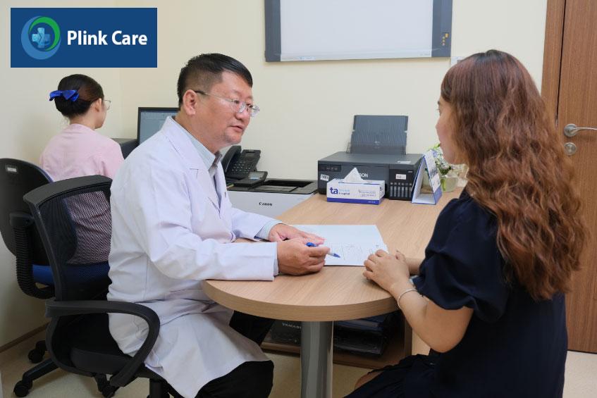 thăm khám và tư vấn cho bệnh nhân