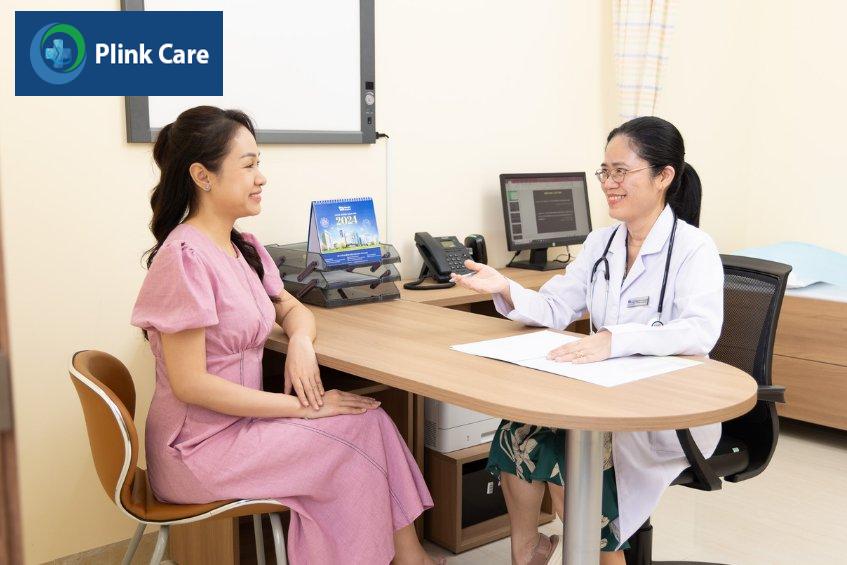 Tiến sĩ, Bác sĩ Đặng Thị Mai Khuê đang thăm khám