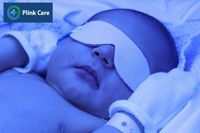 Trẻ được bịt mắt cẩn thận nhằm hạn chế tổn thương võng mạc
