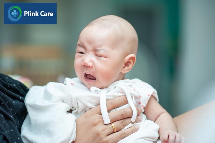 Trẻ quấy khóc do sặc sữa