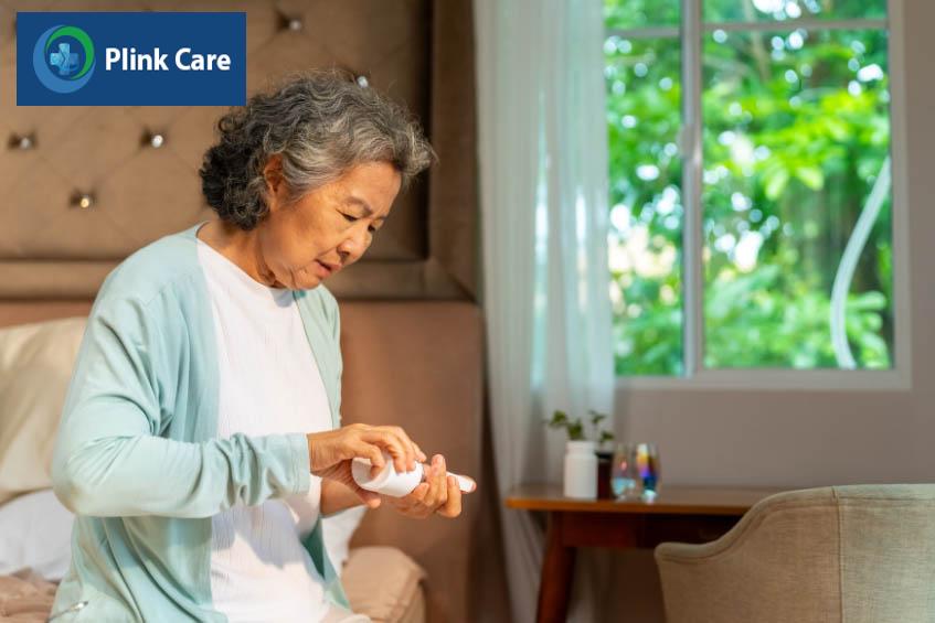 Uống thuốc điều trị cứng khớp buổi sáng