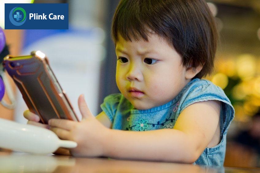 Trẻ tiếp xúc quá sớm với các thiết bị thông minh