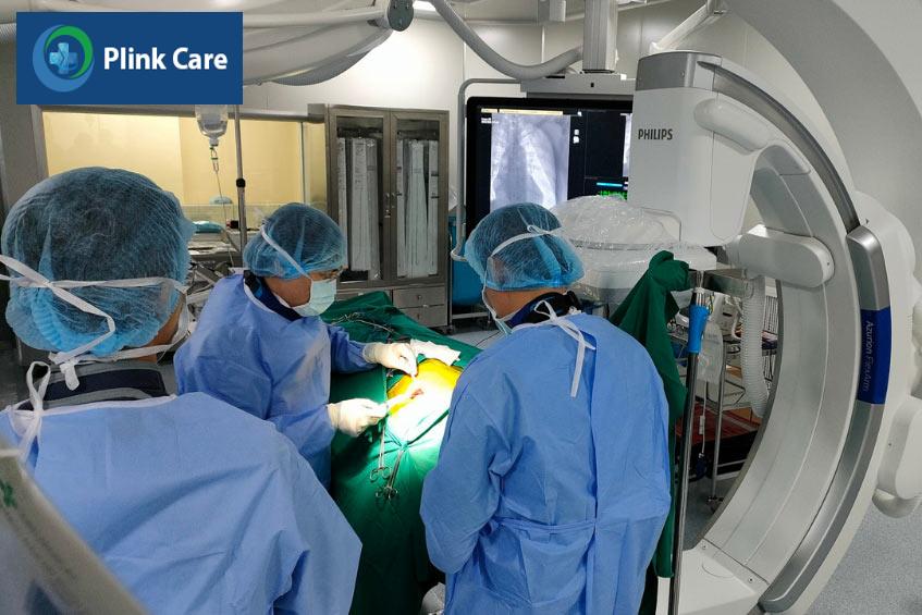 Các bác sĩ tại PlinkCare thực hiện đặt máy tạo nhịp tim cho bệnh nhân