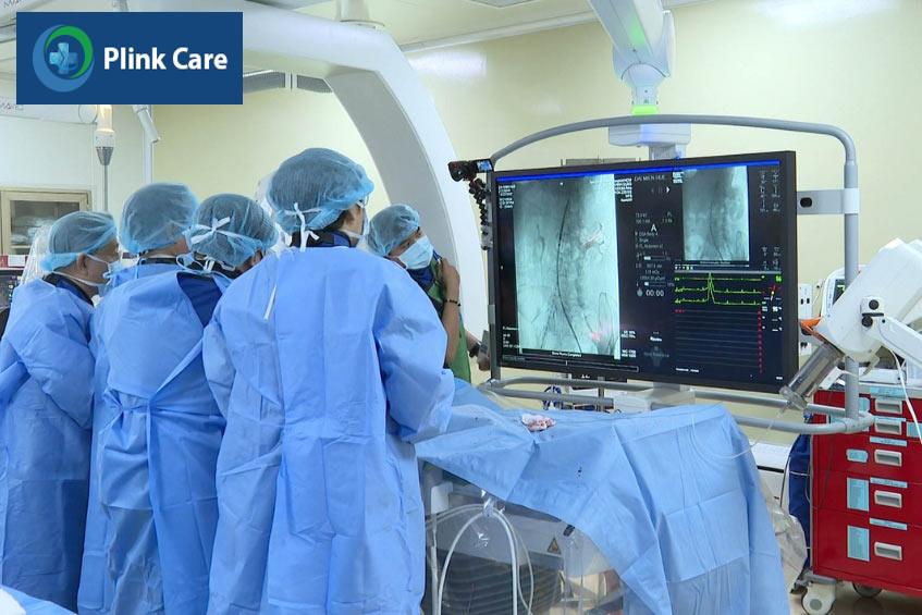 Bác sĩ tại PlinkCare TP.HCM thực hiện thủ thuật đặt stent động mạch