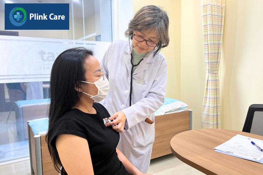 Bác sĩ chuyên khoa tim mạch đang thăm khám và nghe nhịp tim của bệnh nhân