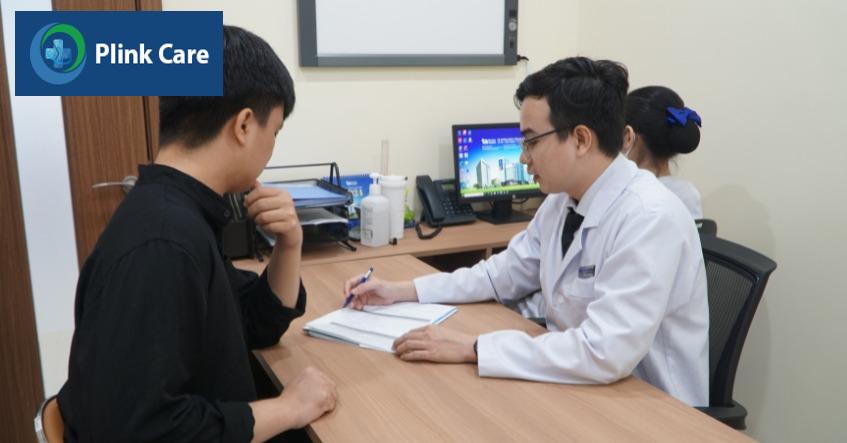 bác sĩ đang tư vấn cho bệnh nhân