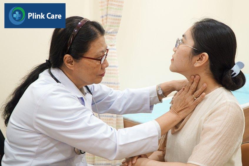 Bác sĩ đơn vị Nội tiết đang khám tuyến giáp cho khách hàng