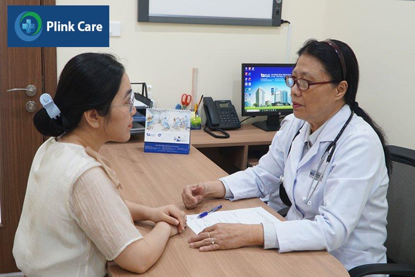 Bác sĩ Đơn vị Nội tiết đang tư vấn cho khách hàng