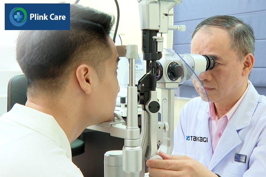 bác sĩ khám mắt để kiểm tra