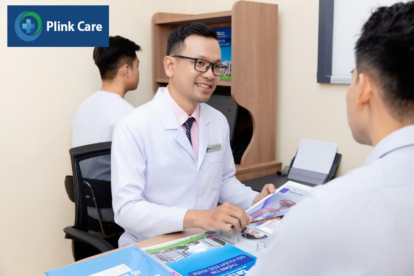 ThS.BS Lê Đăng Khoa, Trưởng đơn vị Hỗ trợ sinh sản, PlinkCare Quận 8 tư vấn cho bệnh nhân khám nam khoa