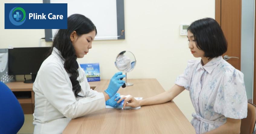 bác sĩ lê minh châu đang khám cho bệnh nhân