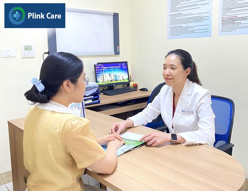 Bác sĩ Lê Phúc Liên đang khám và tư vấn cho khách hàng