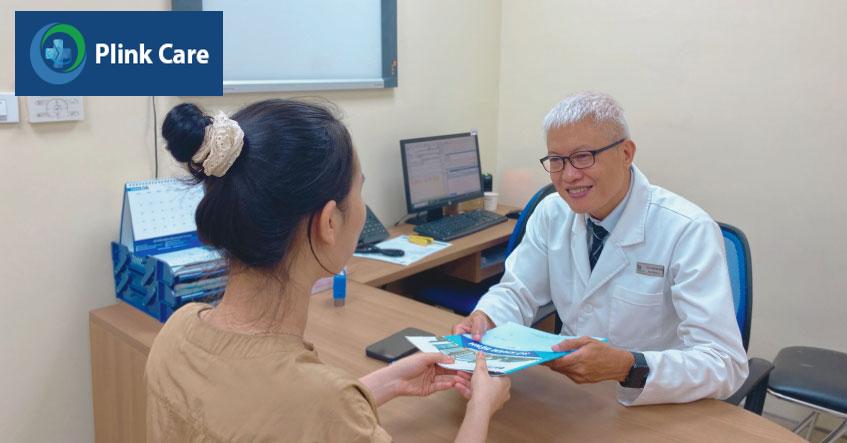bác sĩ minh trông thăm khám cho khách hàng