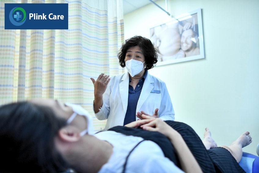 BS.CKII Nguyễn Bá Mỹ Nhi - Giám đốc Trung tâm Sản Phụ khoa tại PlinkCare TP. HCM thăm khám và tư vấn cho mẹ bầu về sức khỏe thai kỳ