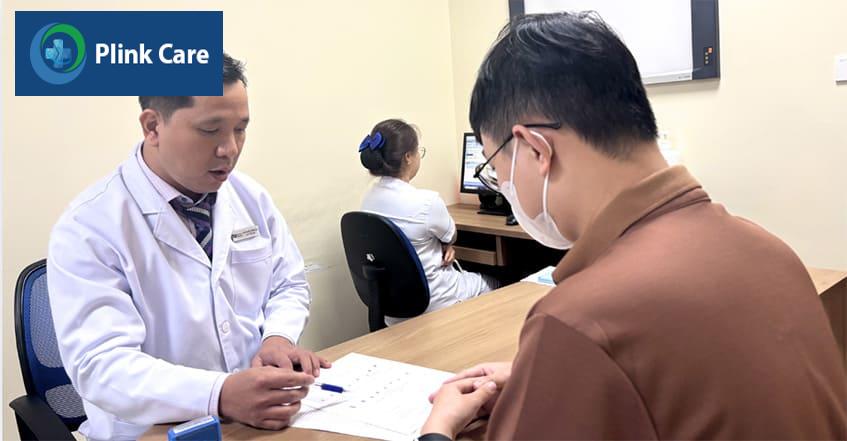 Bác sĩ Nguyễn Trường Hoan đang tư vấn điều trị viêm bàng quang kháng kháng sinh