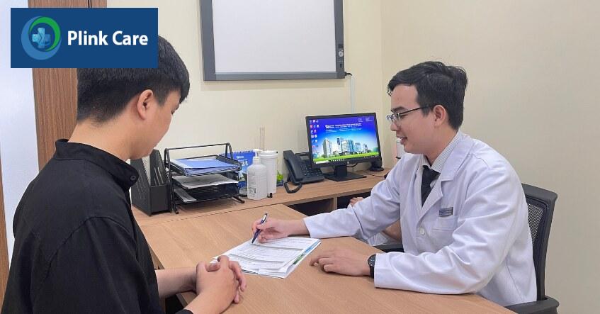 bác sĩ nguyễn văn nghĩa đang tư vấn điều trị