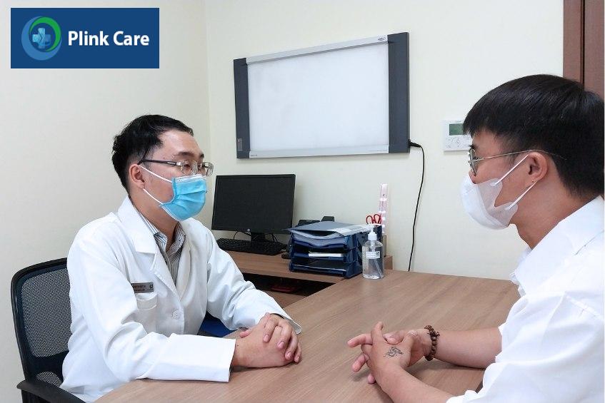 bác sĩ phạm huy phước đang tư vấn cho khách hàng
