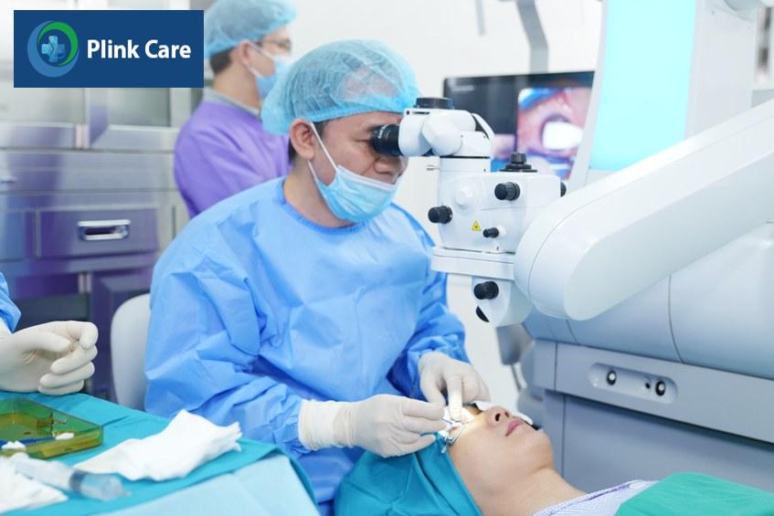 bác sĩ phẫu thuật cận cho bệnh nhân