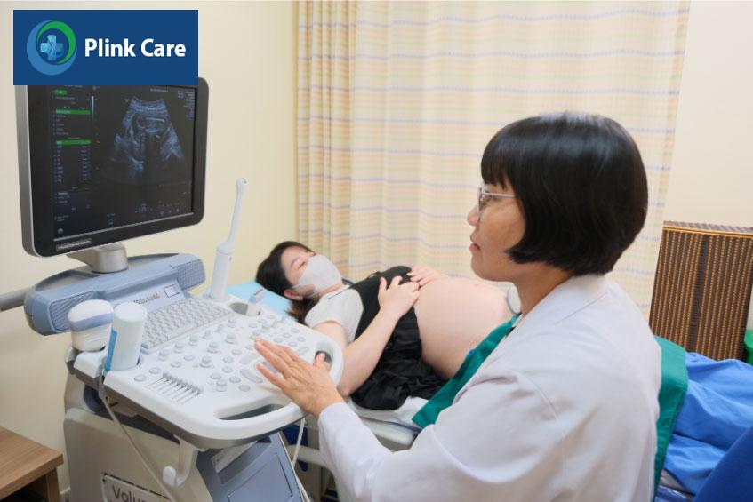 bác sĩ sử dụng máy siêu âm voluson p8