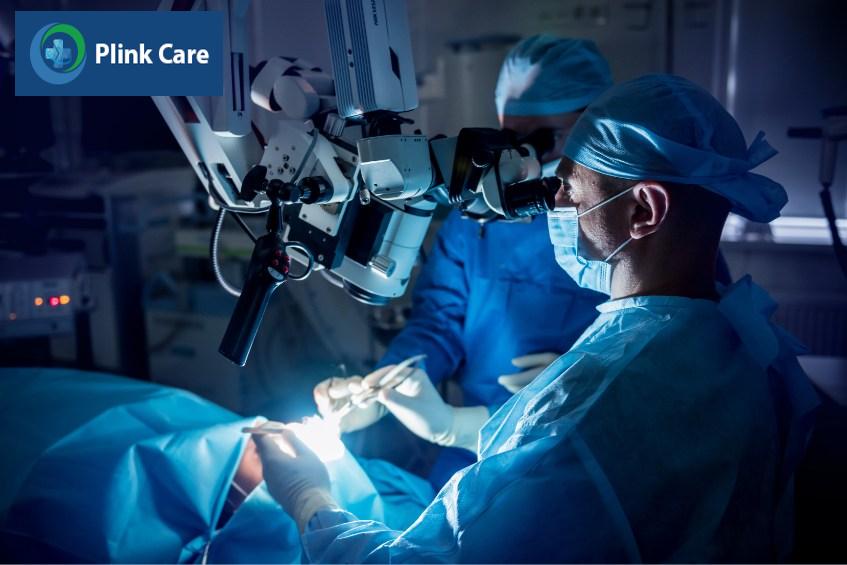 bác sĩ thực hiện phẫu thuật u não