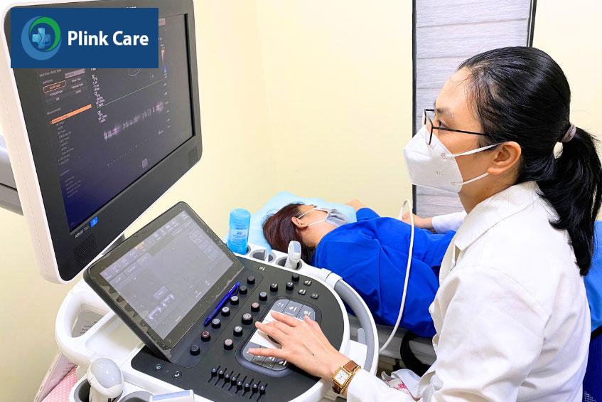 bác sĩ tiến hành siêu âm tim