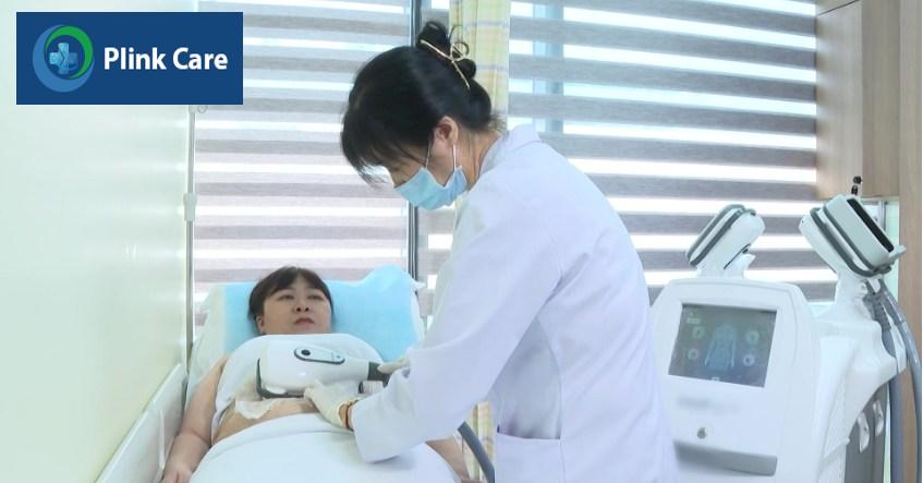 Bác sĩ tư vấn cho khách hàng tại Trung tâm Giảm cân Tâm Anh