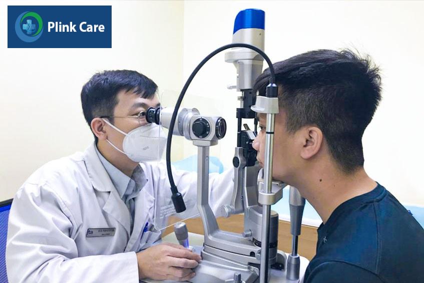 bác sĩ tùng khám mắt cho bệnh nhân