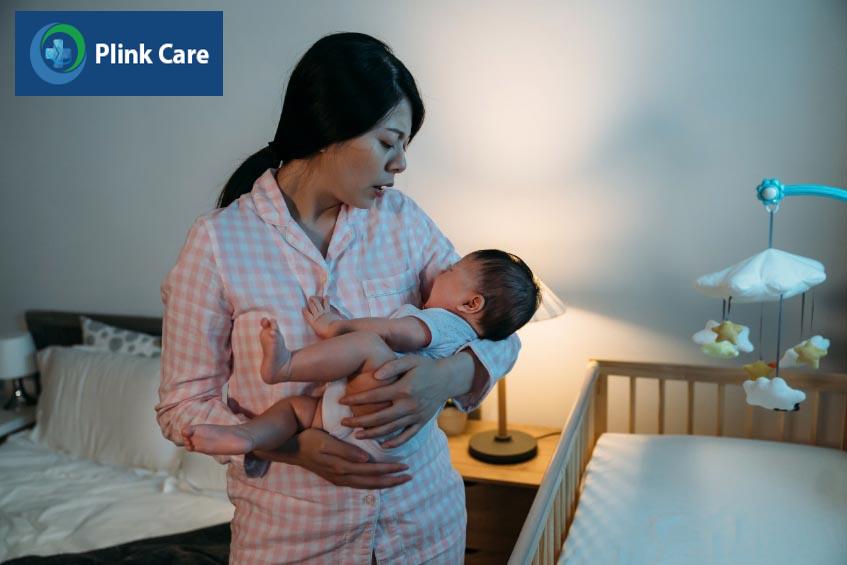 Những người thường xuyên bế em bé có nguy cơ sưng đau cổ tay.