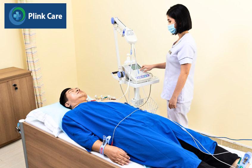 Bệnh nhân được kỹ thuật viên tại Phòng khám Đa khoa Tâm Anh Quận 7 hỗ trợ đo điện tâm đồ