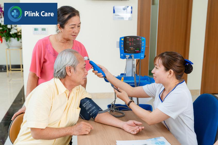 Bệnh nhân được kỹ thuật viên hỗ trợ đo huyết áp