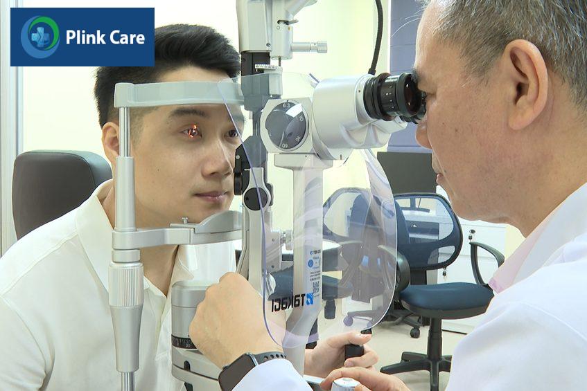 bệnh nhân khám mắt trước khi phẫu thuật