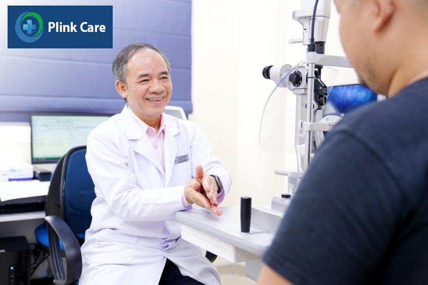 bs hiệp tư vấn bệnh nhân mổ mắt